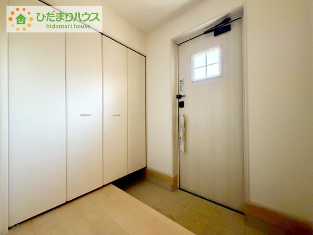 小名浜大原1期　新築戸建　1号棟の玄関|"玄関は常にすっきり片付いているのが理想！
これだけの大容量シューズボックスがあれば、捨てたくないものを捨てたりする必要もありません♪"