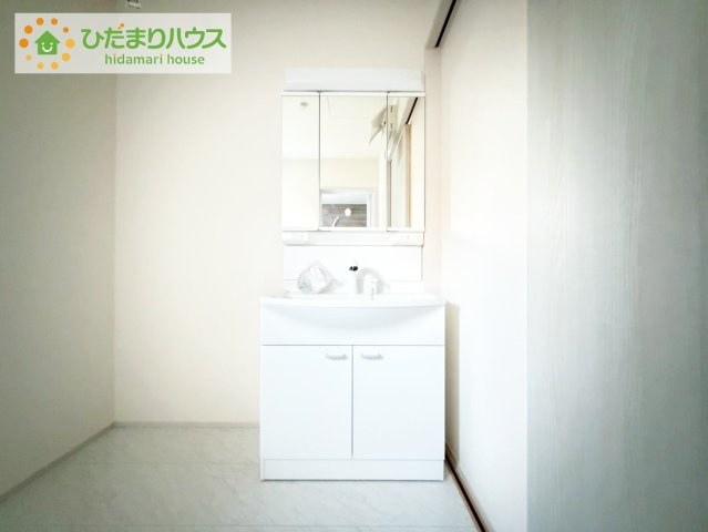 小名浜大原1期　新築戸建　1号棟の独立洗面台|ゆったりとした脱衣所は、朝の支度の時間が重なっても、ストレスなく準備ができます!(^^)!