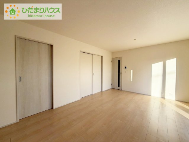 小名浜大原1期　新築戸建　1号棟の居間・リビング|リビング階段は家族が出掛ける様子、帰ってくるのが自然とわかり、声をかけやすいです。