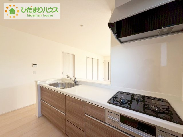 小名浜大原1期　新築戸建　1号棟のキッチン|リビングを見渡せるキッチンはお子様を見ながらでも料理が出来て安心ですね☆