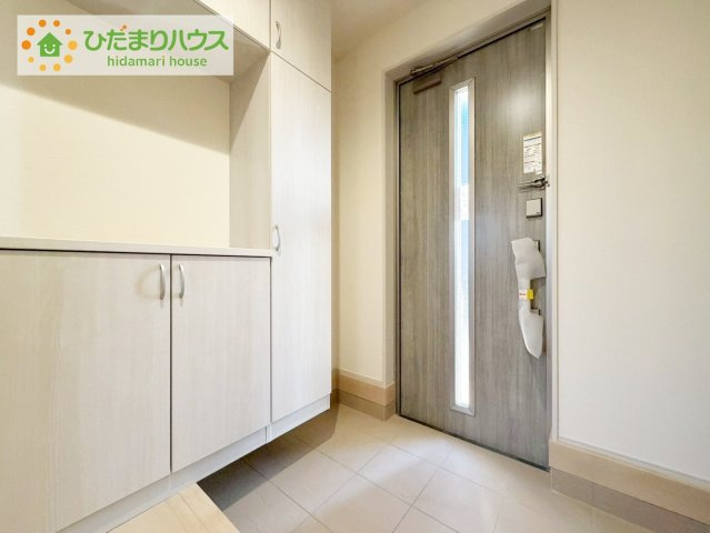 小名浜大原1期　新築戸建　4号棟の玄関|収納スペースが広いため、布団や季節家電など大型のものを収納できますね