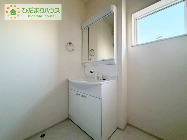 小名浜大原1期　新築戸建　4号棟の独立洗面台|大きな三面鏡の独立洗面。鏡の後ろは収納となっているのでスッキリと整理できます！