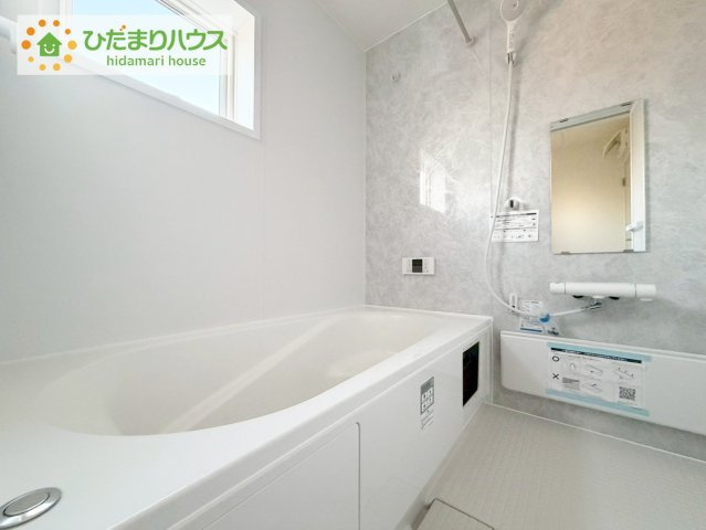 小名浜大原1期　新築戸建　4号棟の浴室|浴室には窓があり、換気が良好です。リラックスできるバスタイムを楽しむことができ、心地よい空間を提供します。