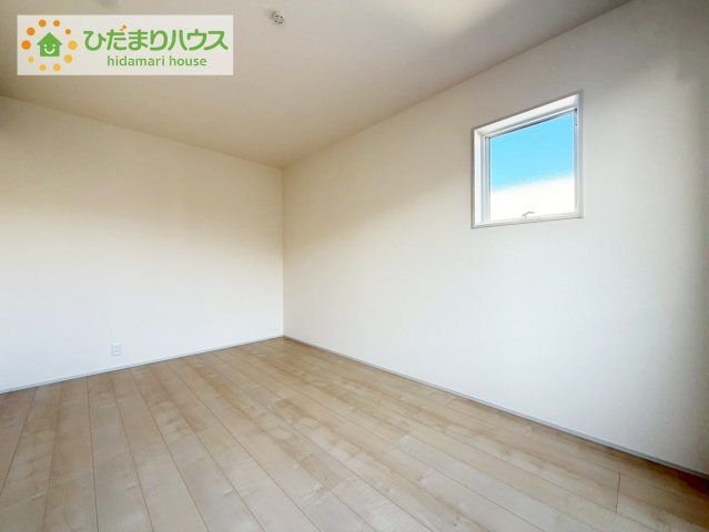 小名浜大原1期　新築戸建　4号棟の寝室|ゆとりのあるクローゼットが付いているので、お部屋もスッキリ片付き、朝の身支度もスムーズにできます。バルコニーと繋がるお部屋ですのでお布団などの大きな洗濯物もそのまま干して便利♪