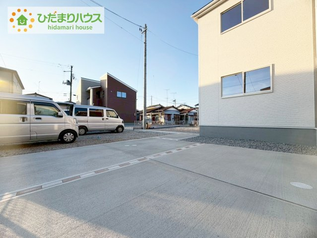 小名浜大原1期　新築戸建　4号棟の駐車場|ゆったりとしたカースペースで、ファミリーカーや軽自動車もラクラク駐車出来ますね♪