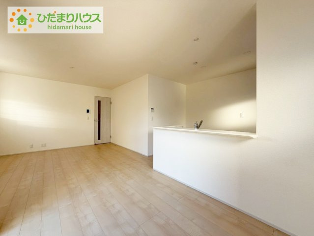 小名浜大原1期　新築戸建　4号棟の居間・リビング|家族との大切な時間を多く過ごすリビング。ゆったりとした広さのある空間で会話も弾みます♪大きい窓からは明るい日差しが差し込みます。居心地の良いリビングでおうち時間を楽しんで！