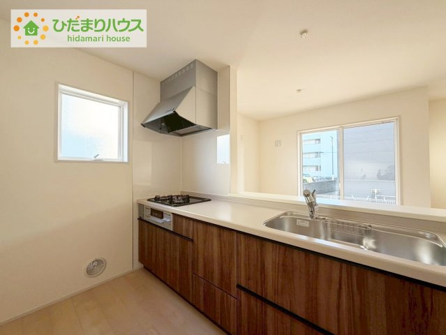 小名浜大原1期　新築戸建　4号棟のキッチン|3口コンロと収納豊富なキッチンで、ママの毎日のお料理もはかどります☆