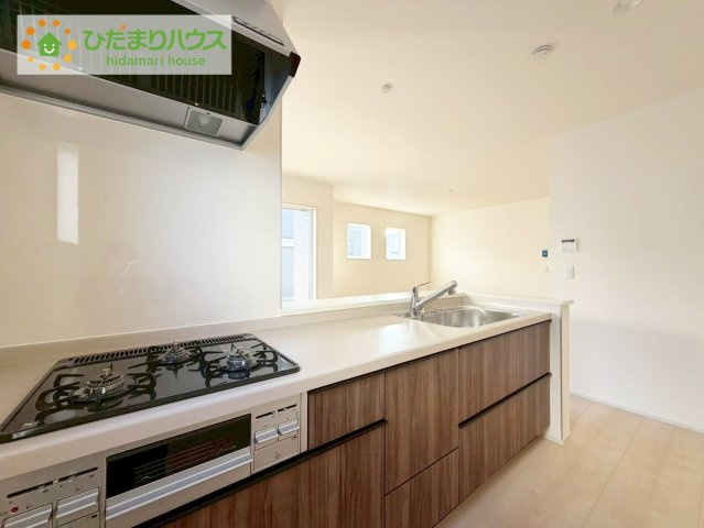 小名浜大原1期　新築戸建　4号棟のキッチン|お子様とお料理するにもゆとりがあります♪傷がつきにくいのも特徴♪