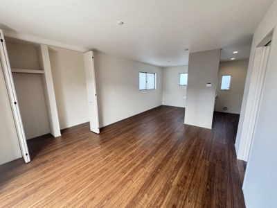 【居間・リビング】 | 豊見城市我那覇（全3棟）1・3号棟 | 3号棟　LDK18帖♪リビング収納付き♪