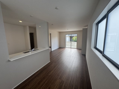 【居間・リビング】 | 豊見城市我那覇（全3棟）1・3号棟 | 3号棟　LDK18帖♪リビング収納付き♪