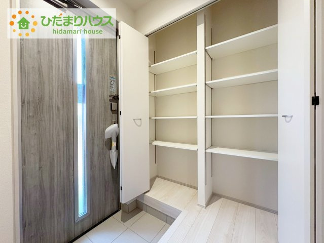 いわき市自由ヶ丘2期　新築戸建　2号棟の玄関|スニーカーマニアも納得の天井まであるシューズボックス!(^^)!