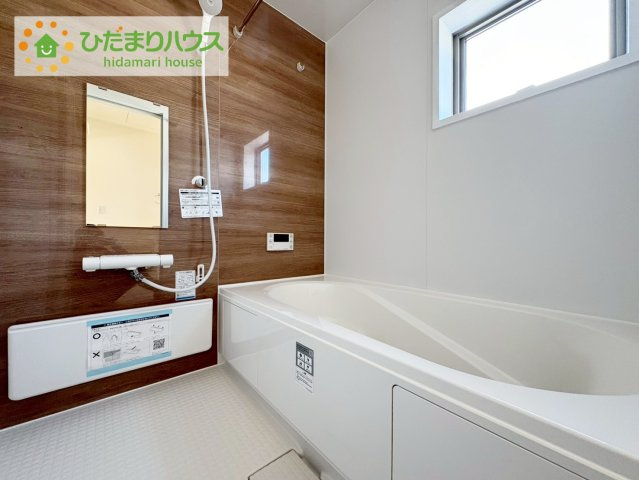 いわき市自由ヶ丘2期　新築戸建　2号棟の浴室|浴室には窓があり、換気が良好です。リラックスできるバスタイムを楽しむことができ、心地よい空間を提供します。