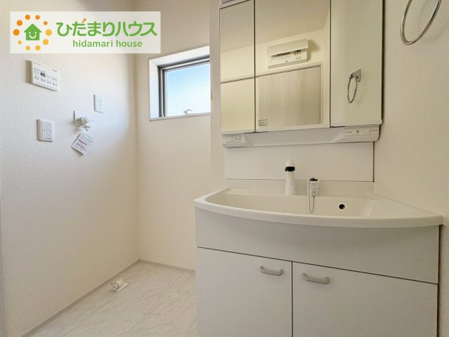 いわき市自由ヶ丘2期　新築戸建　2号棟の独立洗面台|三面鏡の大きな鏡は憧れます(^^♪ 鏡の後ろは収納となっていて、細かいものでも収納できるのでスッキリと整理できます！