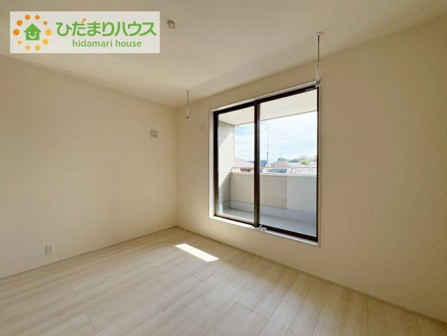 いわき市自由ヶ丘2期　新築戸建　2号棟の寝室|バルコニーに面していて、たっぷり光りの入る明るい主寝室です！