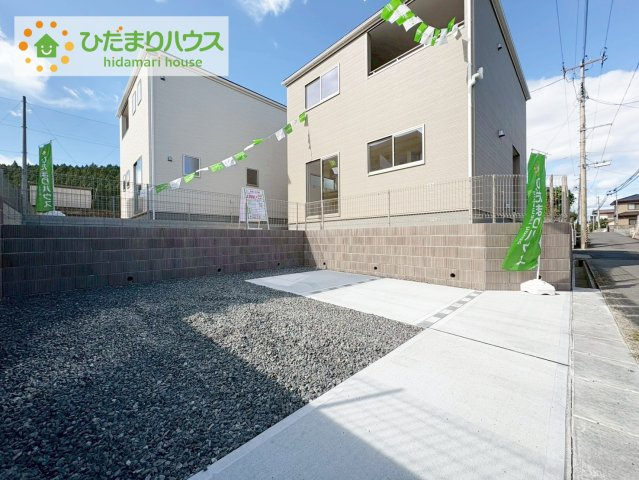 いわき市自由ヶ丘2期　新築戸建　2号棟の駐車場|カースペース３台ＯＫ！来客用にもスペースを確保できて安心ですね(^^)/