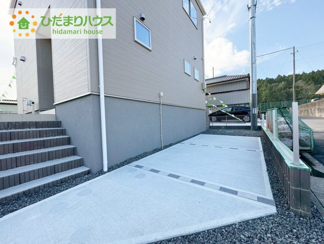 いわき市自由ヶ丘2期　新築戸建　2号棟の駐車場|ご夫婦やご家族で車を使用できるため、それぞれのタイミングで使用できます。また、来客用としても利用できるため、来客時の駐車場の心配が不要です
