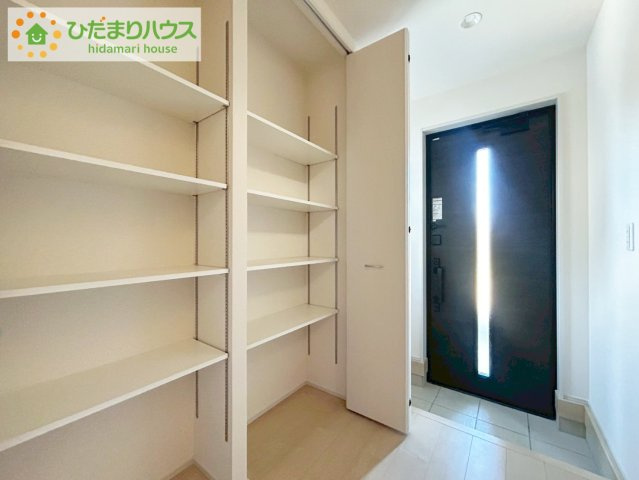 いわき市平下平窪2期　新築戸建　2号棟の玄関|土間の玄関シューズクロークならアウトドア用品やベビーカーも土汚れを気にせずスッキリ収納できます。