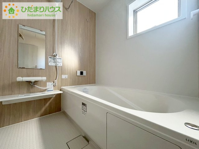 いわき市平下平窪2期　新築戸建　2号棟の浴室|浴室には窓があり、換気が良好です。リラックスできるバスタイムを楽しむことができ、心地よい空間を提供します。