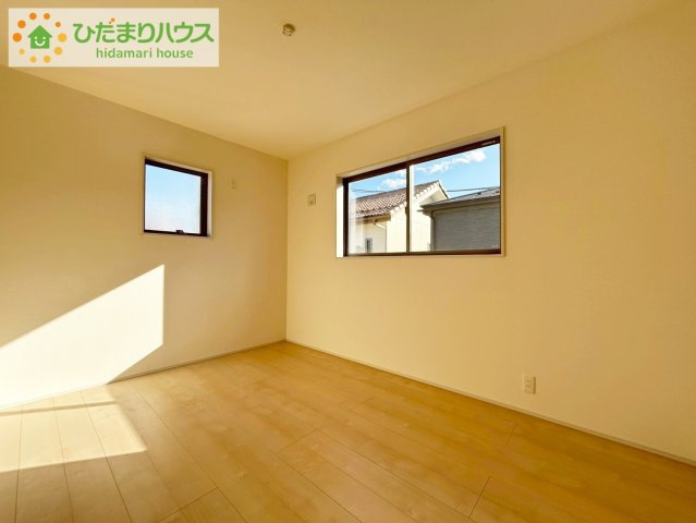 いわき市平下平窪2期　新築戸建　2号棟の寝室|主寝室は広々していて安らげる空間に。大きな窓から光が差し込み、朝の目覚めも良さそう♪