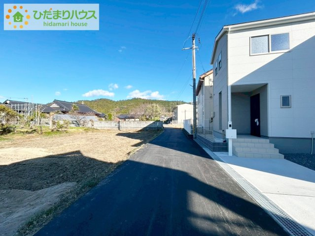 いわき市平下平窪2期　新築戸建　2号棟の前面道路含む現地写真|自転車やバイクの保管スペースとしても利用でき、趣味の道具や子どもが遊ぶスペースとしても活用できますね