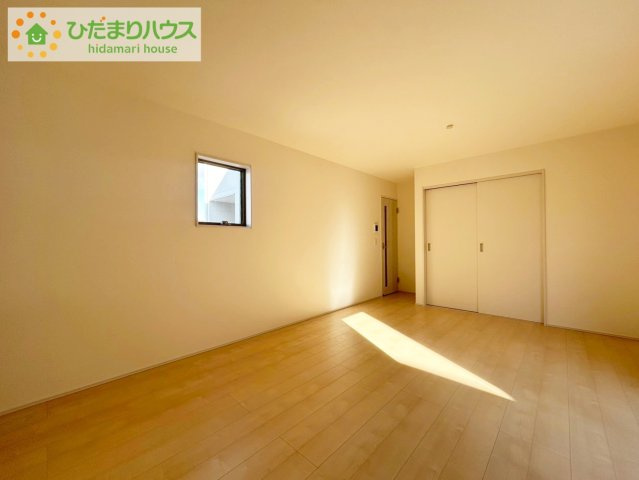 いわき市平下平窪2期　新築戸建　2号棟の居間・リビング|家族との大切な時間を多く過ごすリビング。ゆったりとした広さのある空間で会話も弾みます♪大きい窓からは明るい日差しが差し込みます。居心地の良いリビングでおうち時間を楽しんで！