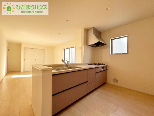 いわき市平下平窪2期　新築戸建　2号棟のキッチン|カウンターは少し高くなってますので、手元が隠れて来客からは見えにくくなってます♪