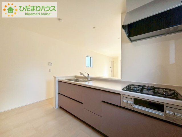 いわき市平下平窪2期　新築戸建　2号棟のキッチン|家族でのコミュニケーションがとれる対面型システムキッチン。横一列にシンクとコンロをまとめたシンプルな形です。動きやすさとスタイリッシュなデザインが魅力。