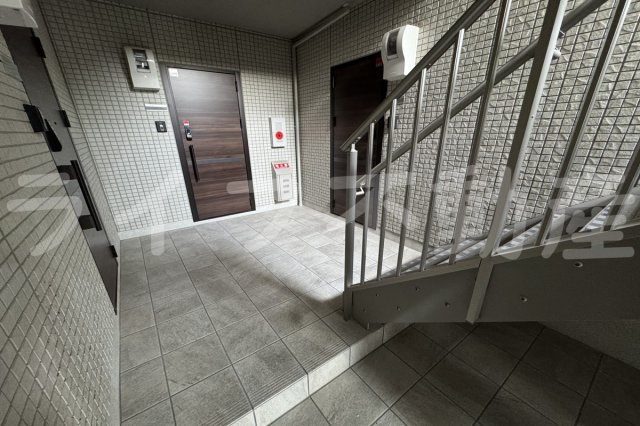 メゾン　クレードルのエントランス|毎日通るエントランスはこのようになっています