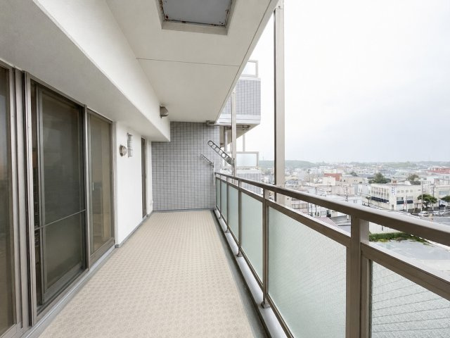 マークタワー銚子銀座のバルコニー|※画像の一部はAIを用いて加工・編集しています。実際の状況と異なる場合がありますので、ご了承下さい。