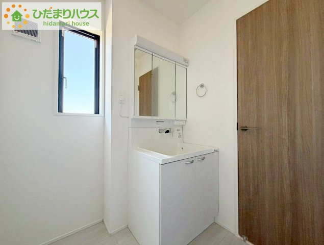 いわき市錦町花ノ井3期　新築戸建　4号棟の独立洗面台|大きな三面鏡の独立洗面。鏡の後ろは収納となっているのでスッキリと整理できます！