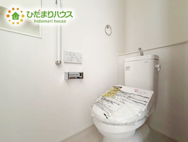 いわき市錦町花ノ井3期　新築戸建　4号棟のトイレ|カースペース２台ＯＫ！前面道路も幅が広いため車庫入れも安心です(^^)/