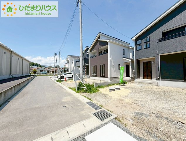 いわき市錦町花ノ井3期　新築戸建　4号棟の前面道路含む現地写真|新しい住まいに集う家族の温かさと陽光の暖かさ、楽しい毎日と明るい未来を予感させる「空間が織り成すひとつ先の住み心地」を演出します。