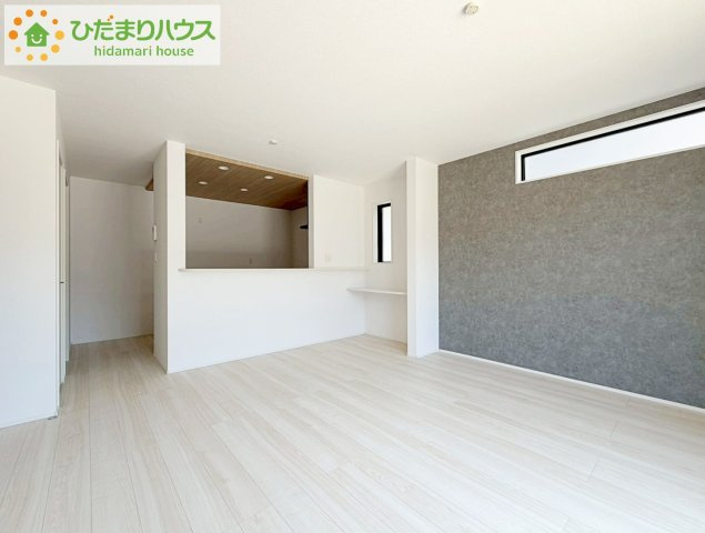 いわき市錦町花ノ井3期　新築戸建　4号棟の居間・リビング|奥行き感あるLDK。一体の空間ながらほどよい距離を保ち、家族がおもいおもいに好きな場所で寛げます。