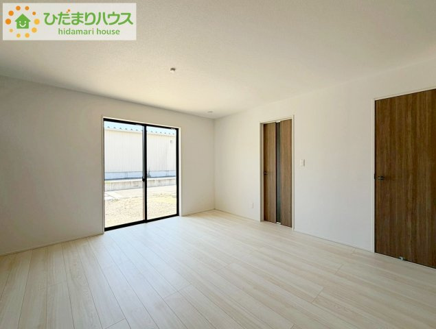 いわき市錦町花ノ井3期　新築戸建　4号棟の居間・リビング|リビング大きな窓からは、暖かな日の光が降り注ぎます・・・