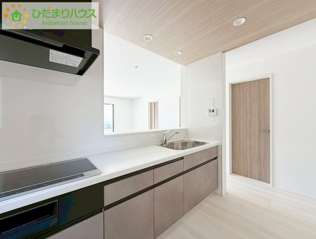 いわき市錦町花ノ井3期　新築戸建　4号棟のキッチン|家族でのコミュニケーションがとれる対面型システムキッチン。横一列にシンクとコンロをまとめたシンプルな形です。動きやすさとスタイリッシュなデザインが魅力。