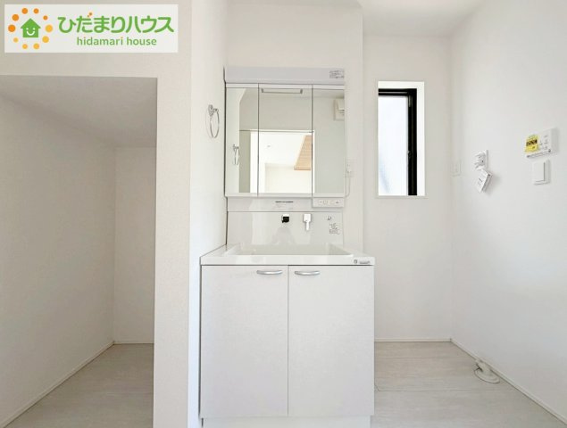 いわき市錦町花ノ井3期　新築戸建　5号棟の独立洗面台|大きな三面鏡の独立洗面。鏡の後ろは収納となっているのでスッキリと整理できます！