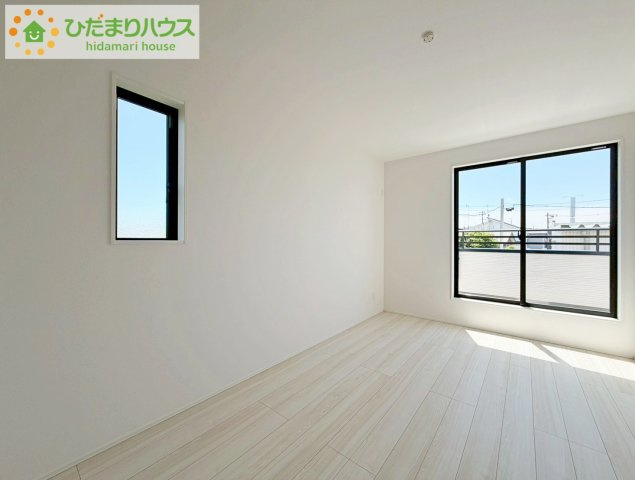 いわき市錦町花ノ井3期　新築戸建　5号棟の寝室|主寝室は広々していて安らげる空間に。大きな窓から光が差し込み、朝の目覚めも良さそう♪