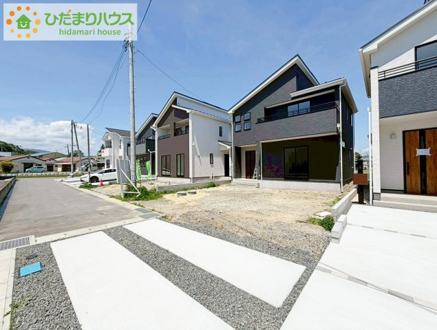 いわき市錦町花ノ井3期　新築戸建　5号棟の前面道路含む現地写真|新しい住まいに集う家族の温かさと陽光の暖かさ、楽しい毎日と明るい未来を予感させる「空間が織り成すひとつ先の住み心地」を演出します。