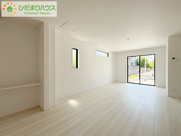 いわき市錦町花ノ井3期　新築戸建　5号棟の居間・リビング|奥行き感あるLDK。一体の空間ながらほどよい距離を保ち、家族がおもいおもいに好きな場所で寛げます。