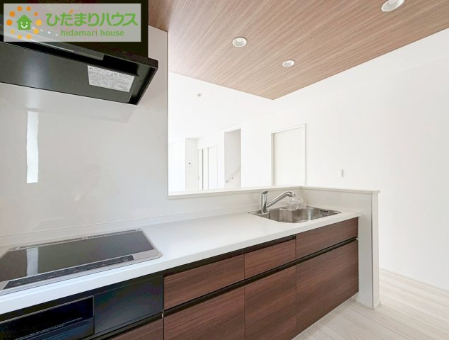 いわき市錦町花ノ井3期　新築戸建　5号棟のキッチン|家族でのコミュニケーションがとれる対面型システムキッチン。横一列にシンクとコンロをまとめたシンプルな形です。動きやすさとスタイリッシュなデザインが魅力。
