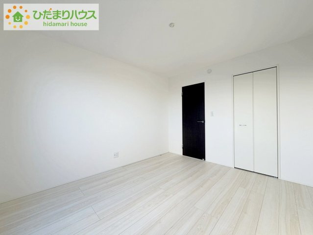 いわき市錦町花ノ井3期　新築戸建　2号棟の寝室|バルコニーに面していて、たっぷり光りの入る明るい主寝室です！