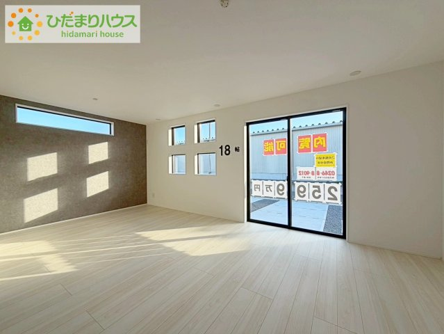 いわき市錦町花ノ井3期　新築戸建　2号棟の居間・リビング|リビング大きな窓からは、暖かな日の光が降り注ぎます・・・
