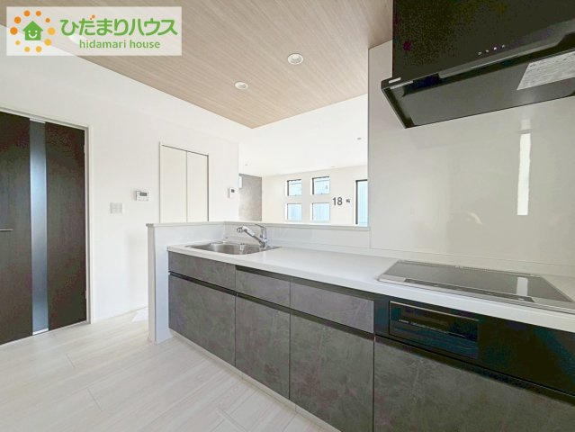 いわき市錦町花ノ井3期　新築戸建　2号棟のキッチン|新婚さんにおすすめ！おしゃれなカウンターキッチンのあるLDKです(#^^#)