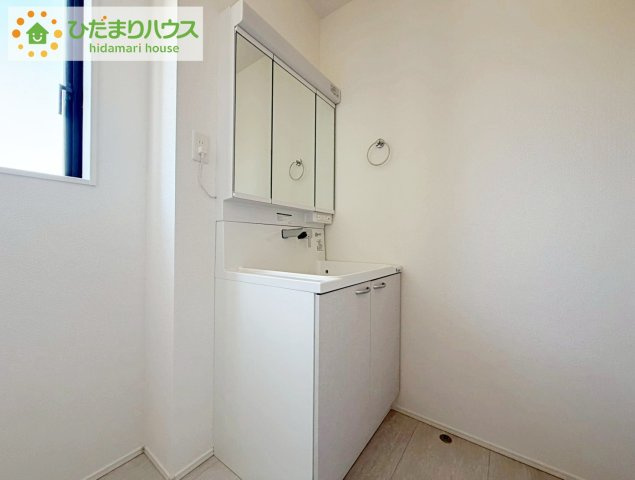 いわき市錦町花ノ井3期　新築戸建　3号棟の独立洗面台|大きな三面鏡の独立洗面。鏡の後ろは収納となっているのでスッキリと整理できます！