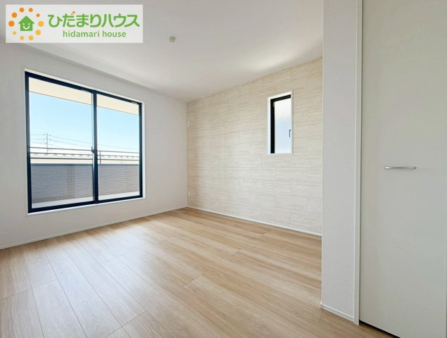 いわき市錦町花ノ井3期　新築戸建　3号棟の寝室|主寝室は広々していて安らげる空間に。大きな窓から光が差し込み、朝の目覚めも良さそう♪