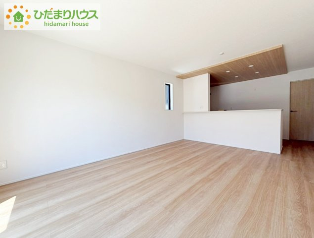 いわき市錦町花ノ井3期　新築戸建　3号棟の居間・リビング|大きな窓から差し込む光でいっぱいのリビング　休日もつい家にいる時間が長くなりそうです