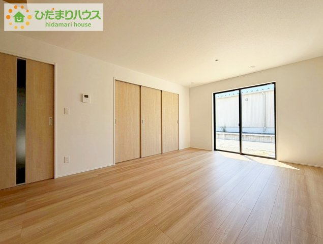 いわき市錦町花ノ井3期　新築戸建　3号棟の居間・リビング|奥行き感あるLDK。一体の空間ながらほどよい距離を保ち、家族がおもいおもいに好きな場所で寛げます。
