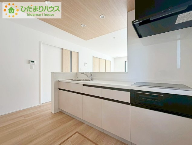 いわき市錦町花ノ井3期　新築戸建　3号棟のキッチン|家族でのコミュニケーションがとれる対面型システムキッチン。横一列にシンクとコンロをまとめたシンプルな形です。動きやすさとスタイリッシュなデザインが魅力。