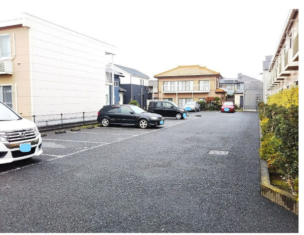 レオパレスシェルコートの駐車場