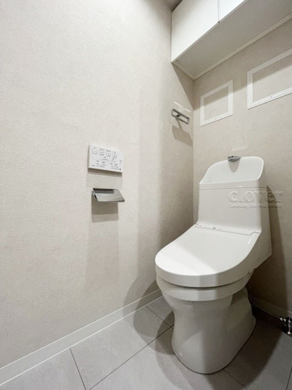 【トイレ】 | クオリア目黒大橋ウエスト | 温水洗浄便座付き　上部に収納を備えたトイレです。自宅の中でも最もプライベートな空間だからこそ、ほしい「落ち着き」がここにあります。～即日のご見学可能～　お問合せはお気軽にどうぞ。